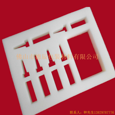 海綿內(nèi)托對(duì)各行各業(yè)產(chǎn)品起到絕緣、密封、防震、防塵、填充、隔音、固定，能夠保護(hù)包裝產(chǎn)品在運(yùn)輸過程中安然無恙，起到保護(hù)產(chǎn)品的一個(gè)作用，同時(shí)可以美化產(chǎn)品，提升產(chǎn)品檔次。
